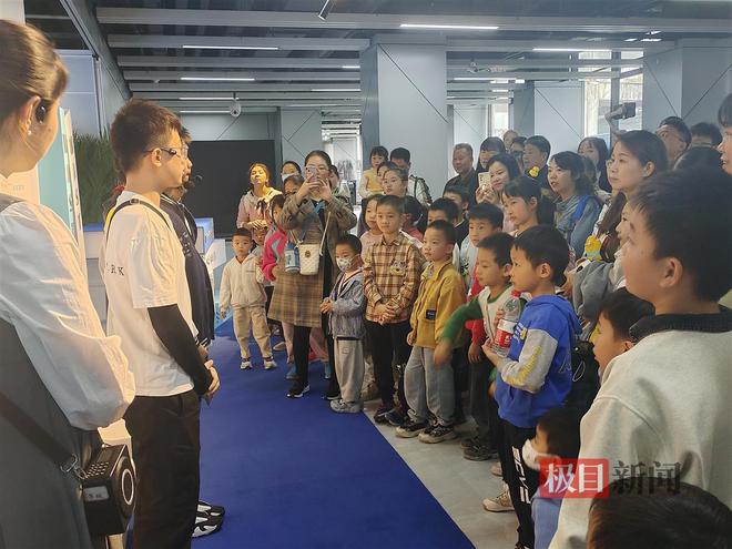 力！这场万众创新主题展亮点纷呈凯发K8国际版近距离感受科技魅(图3)