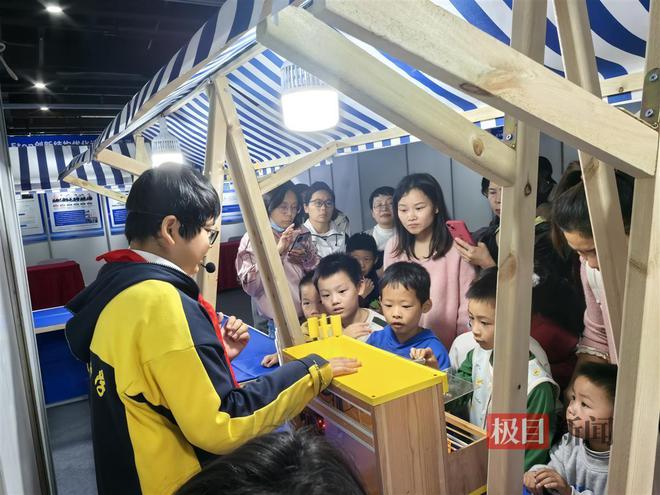 力！这场万众创新主题展亮点纷呈凯发K8国际版近距离感受科技魅(图1)