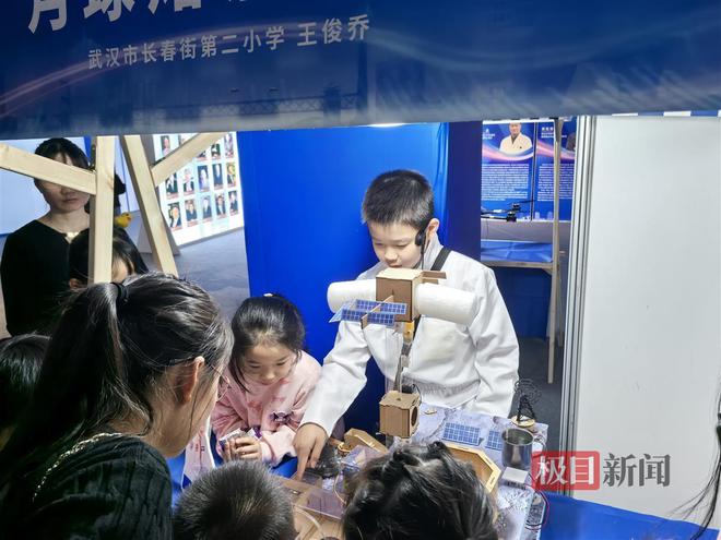 力！这场万众创新主题展亮点纷呈凯发K8国际版近距离感受科技魅(图2)