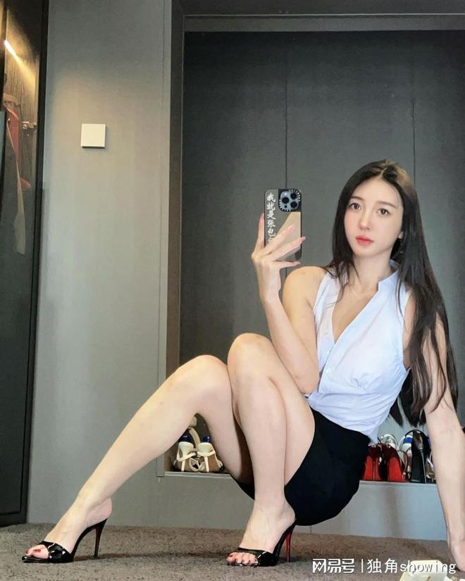 白背心搭配黑短裤绝了清新优雅时尚美观凯发k8国际个儿太高不蹲拍不全呀！(图2)