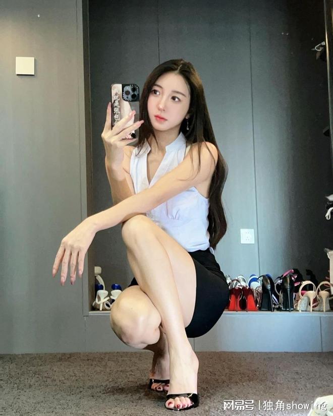 白背心搭配黑短裤绝了清新优雅时尚美观凯发k8国际个儿太高不蹲拍不全呀！(图6)