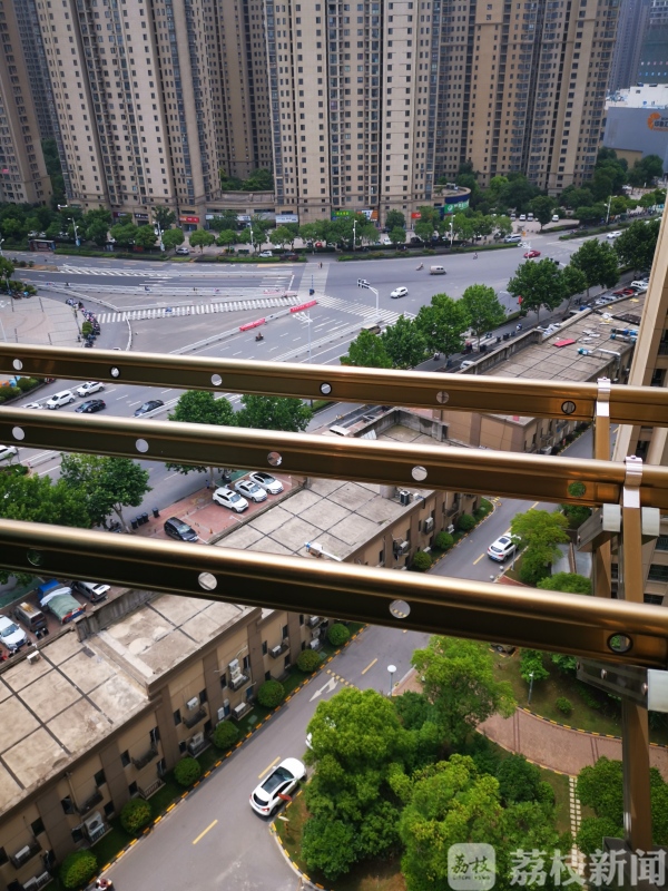 患高层户外的晾衣架该去该留？马德里竞技携手K8存坠落隐(图2)